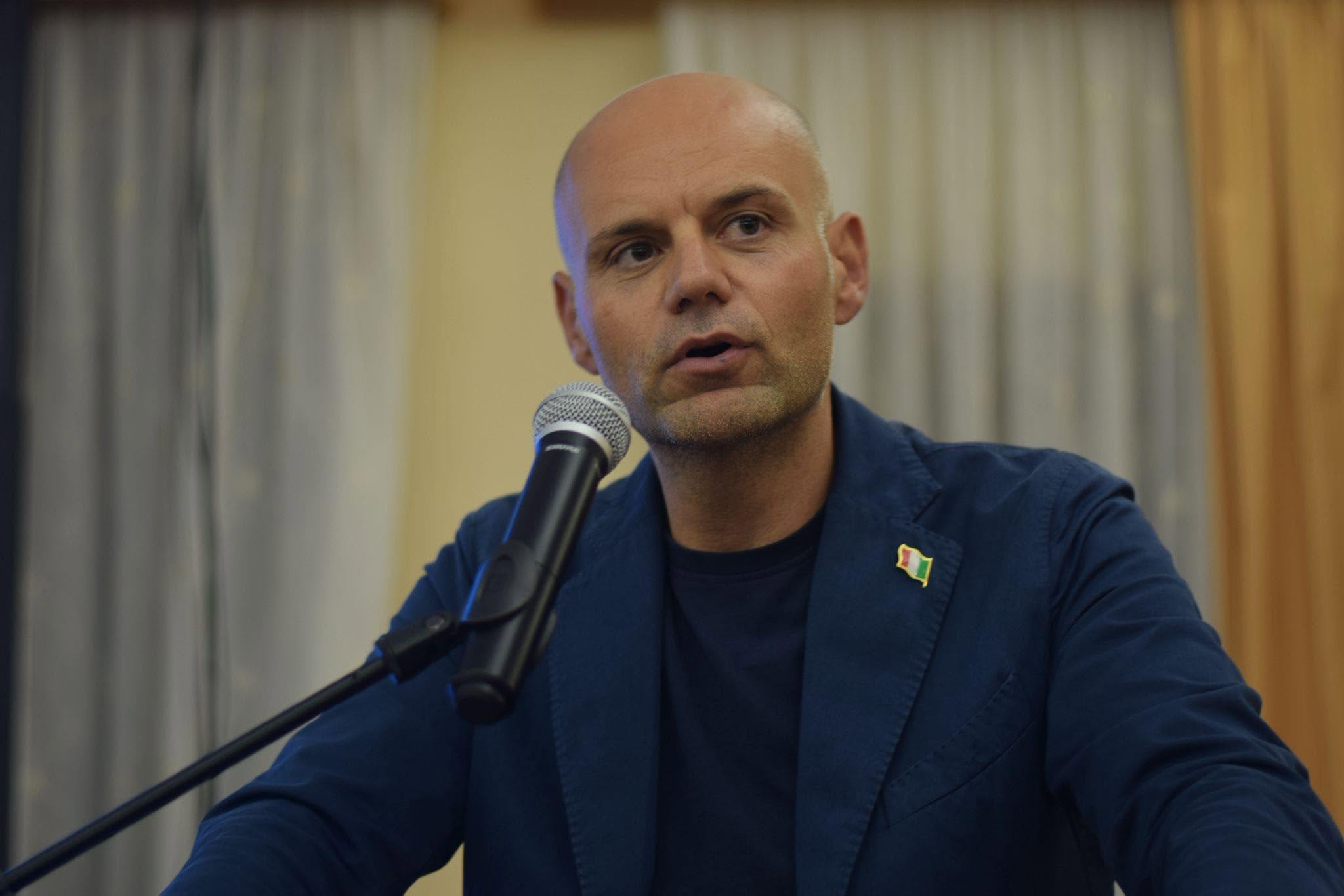 Un intervento pubblico al microfono