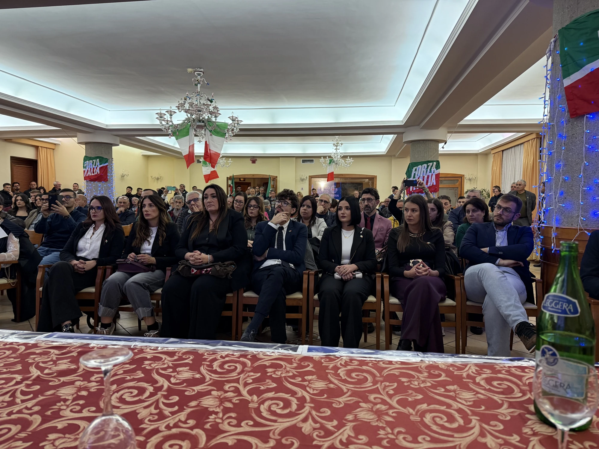Il pubblico seduto nella sala del congresso, ripreso di fronte.