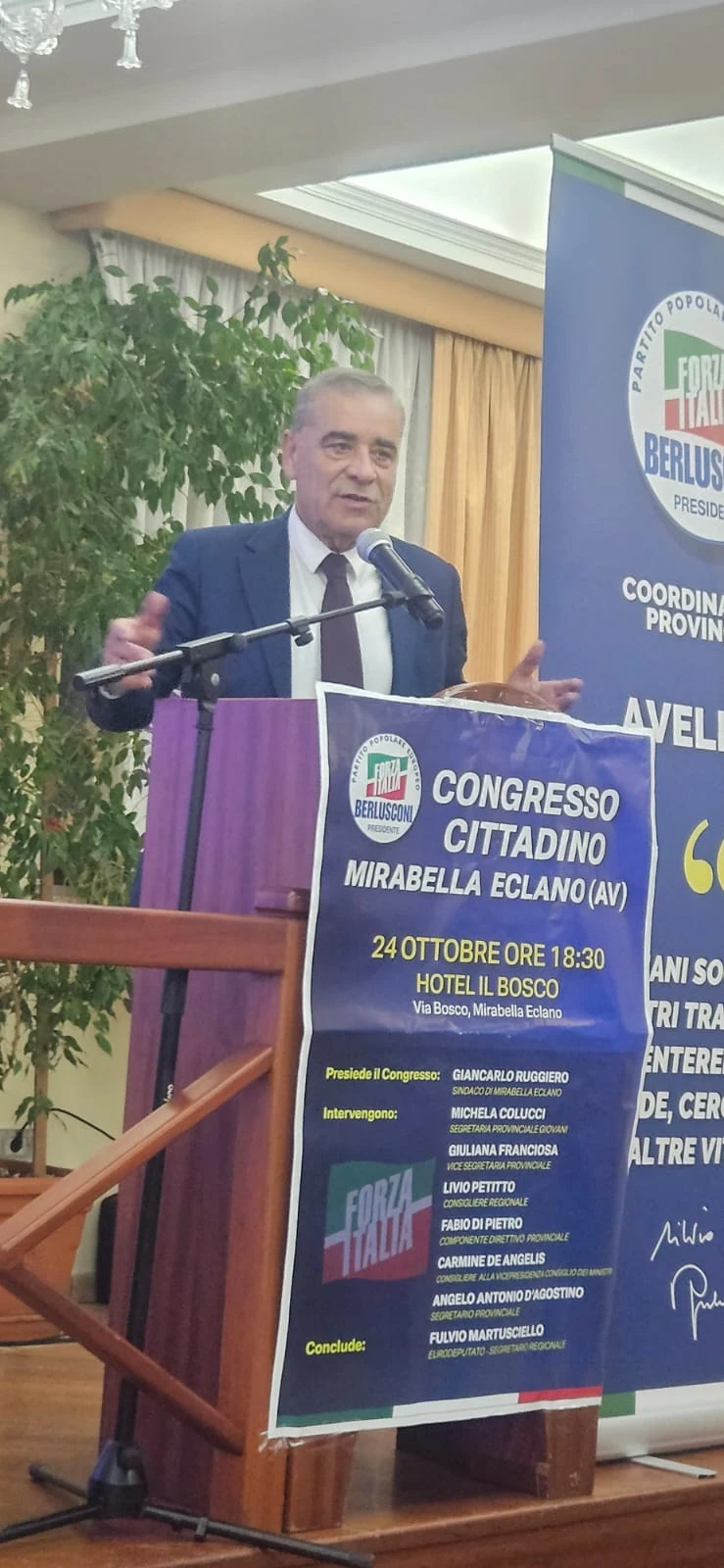 Un intervento al podio nella sala del congresso cittadino.