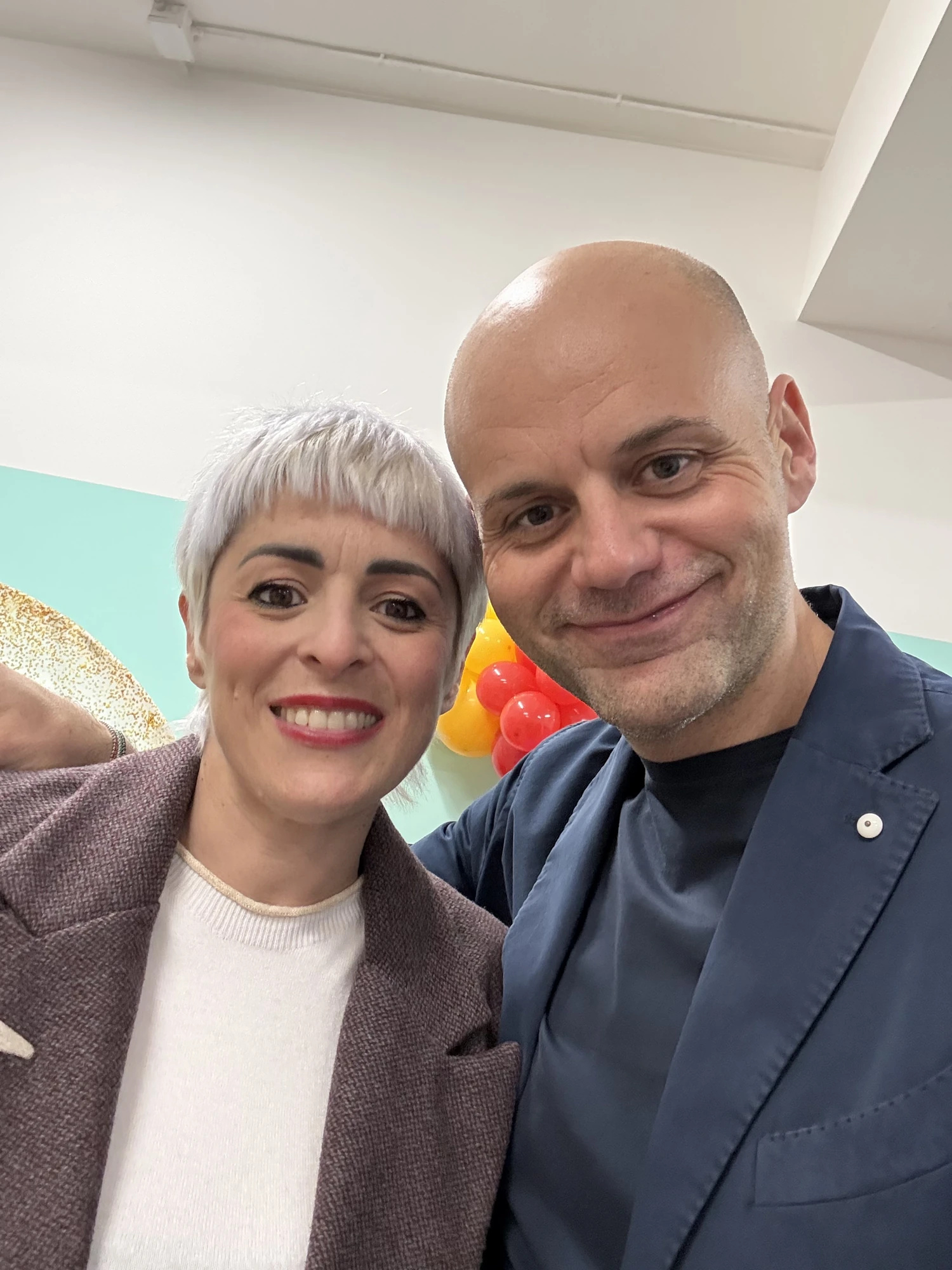 Una fotografia di due partecipanti, scattata durante un incontro.