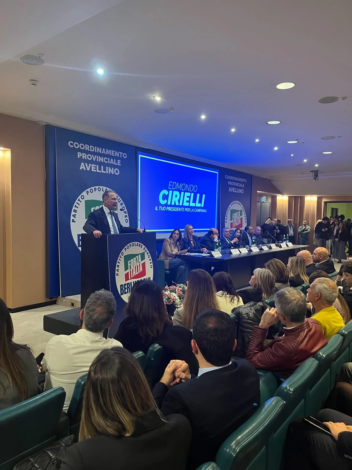 Il pubblico segue un incontro con interventi dal palco. Archivio fotografico Regionali 2025.