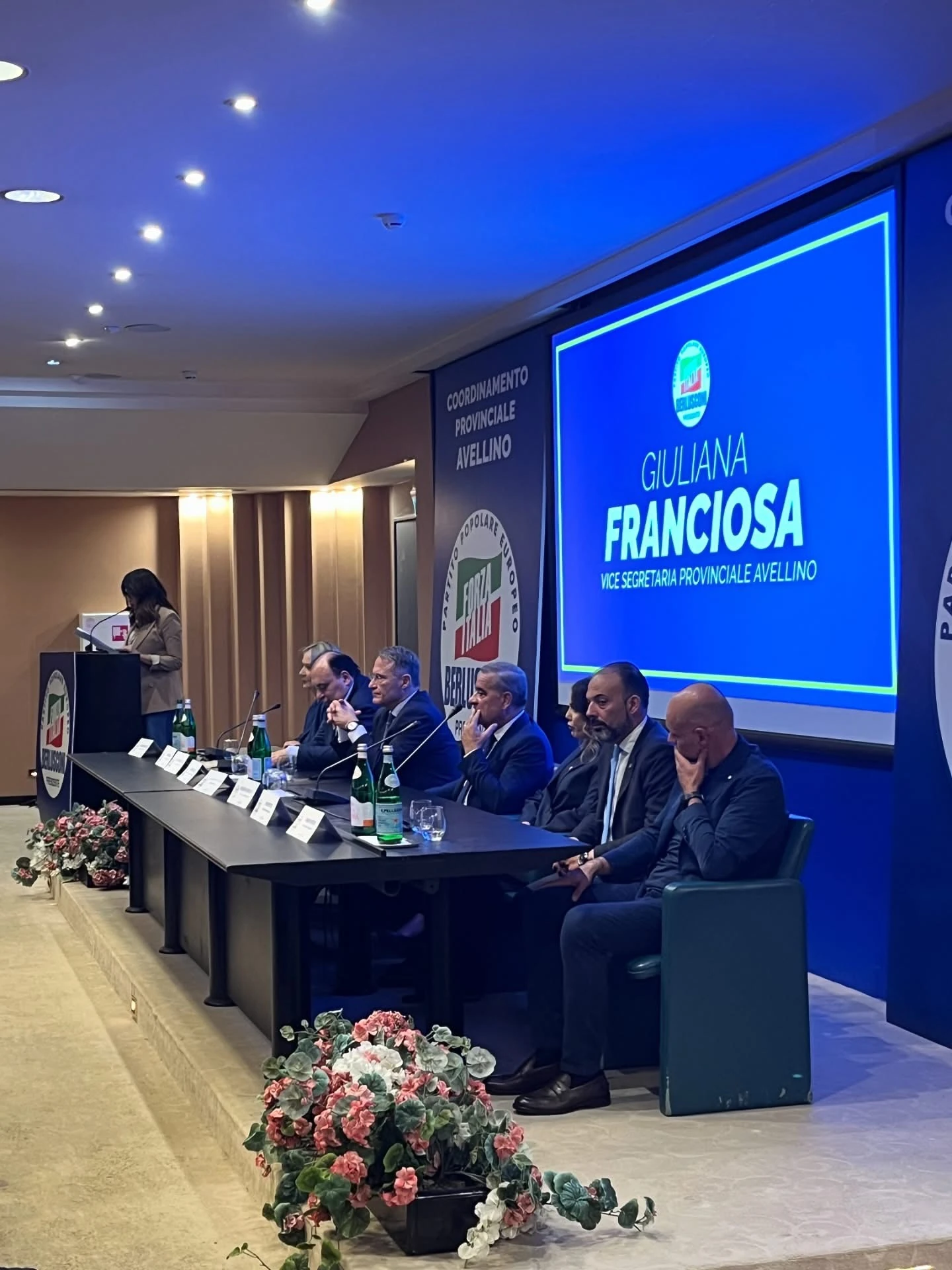 Partecipanti e relatori al tavolo durante un incontro pubblico. Archivio fotografico Regionali 2025.