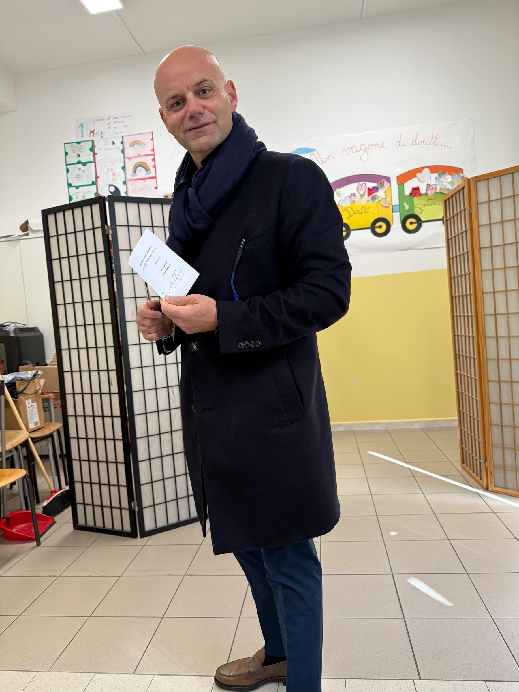 Una persona con una scheda piegata all’interno di un seggio elettorale. Archivio fotografico Regionali 2025.