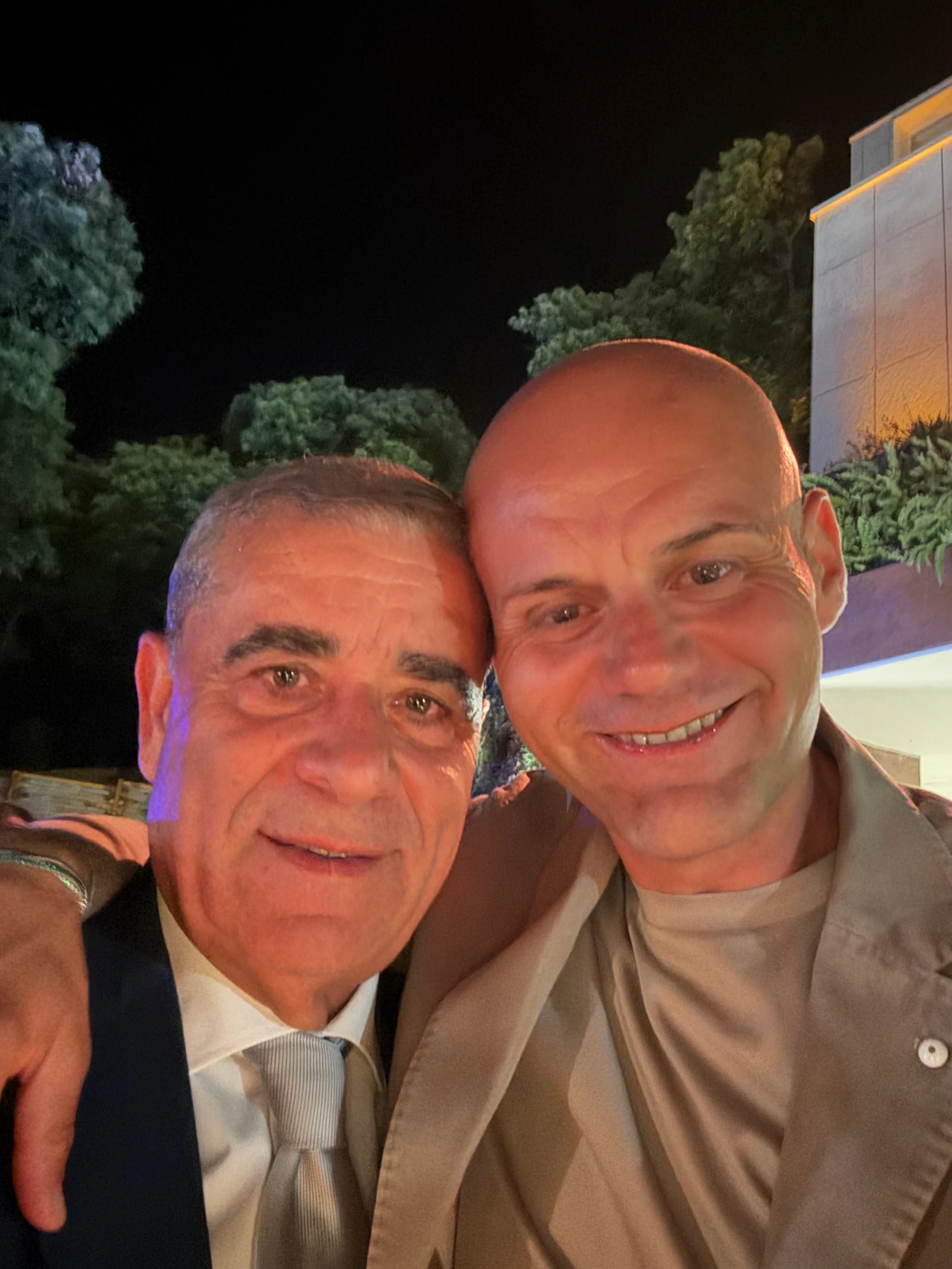 Due partecipanti posano insieme all’aperto in una fotografia serale. Archivio fotografico Regionali 2025.