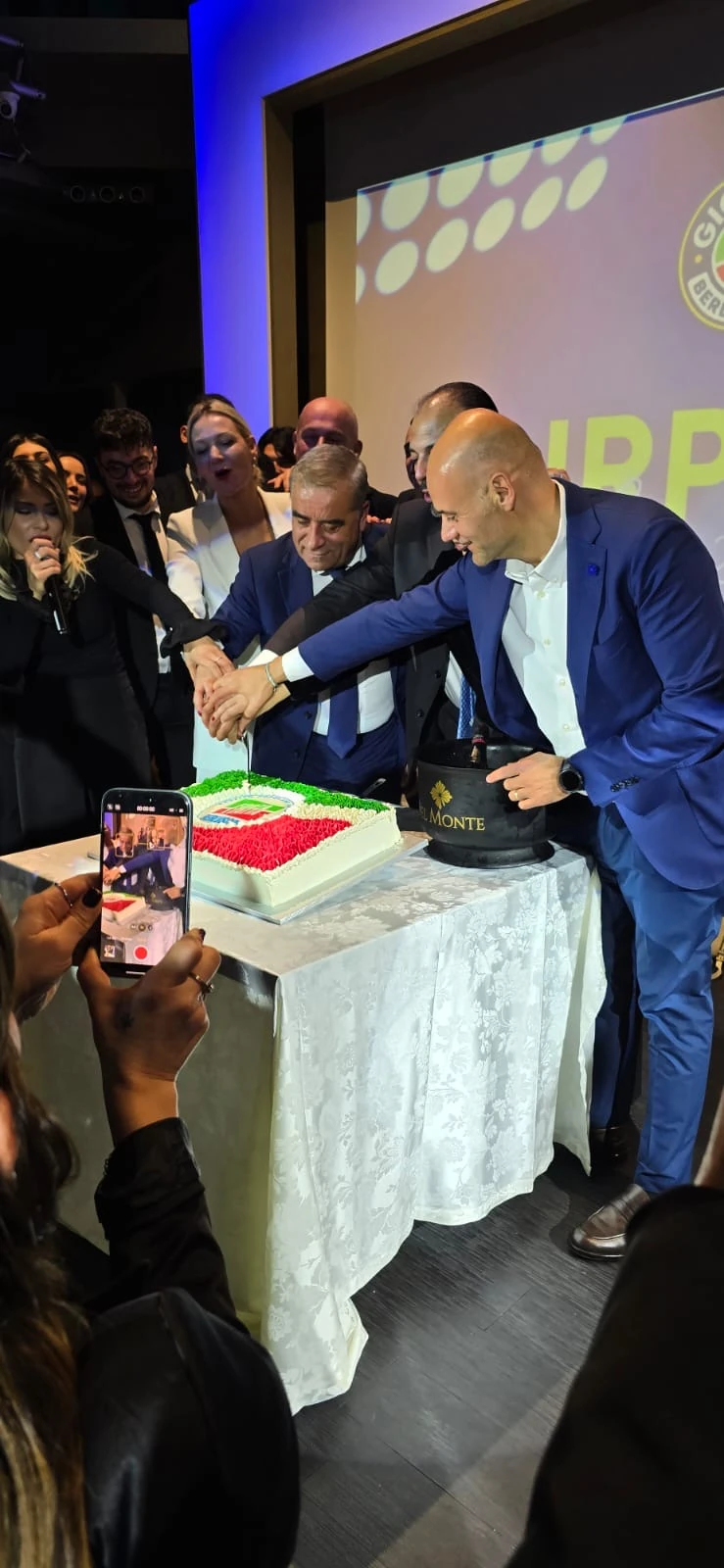 Partecipanti riuniti intorno a un tavolo durante un incontro. Archivio fotografico Regionali 2025.