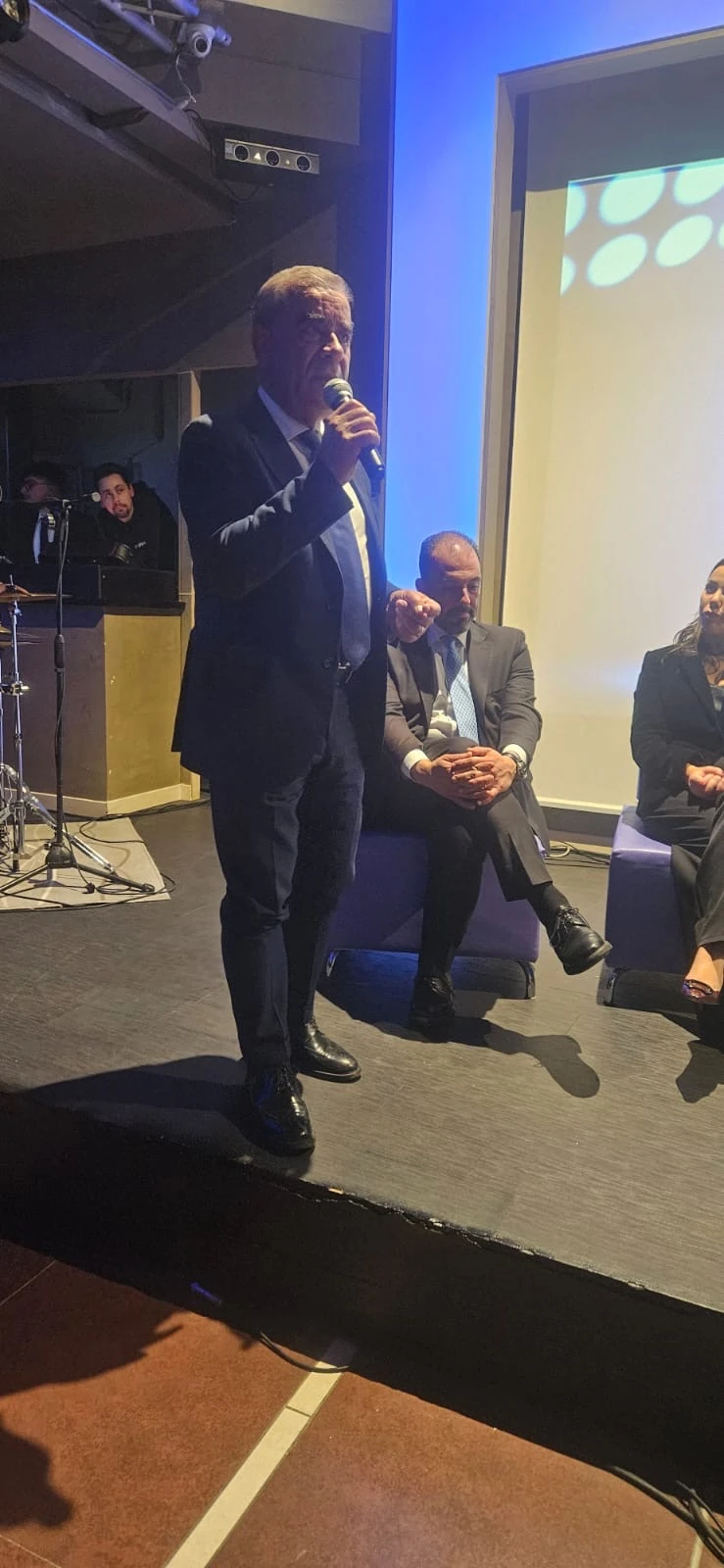 Un intervento al microfono sul palco di un evento. Archivio fotografico Regionali 2025.