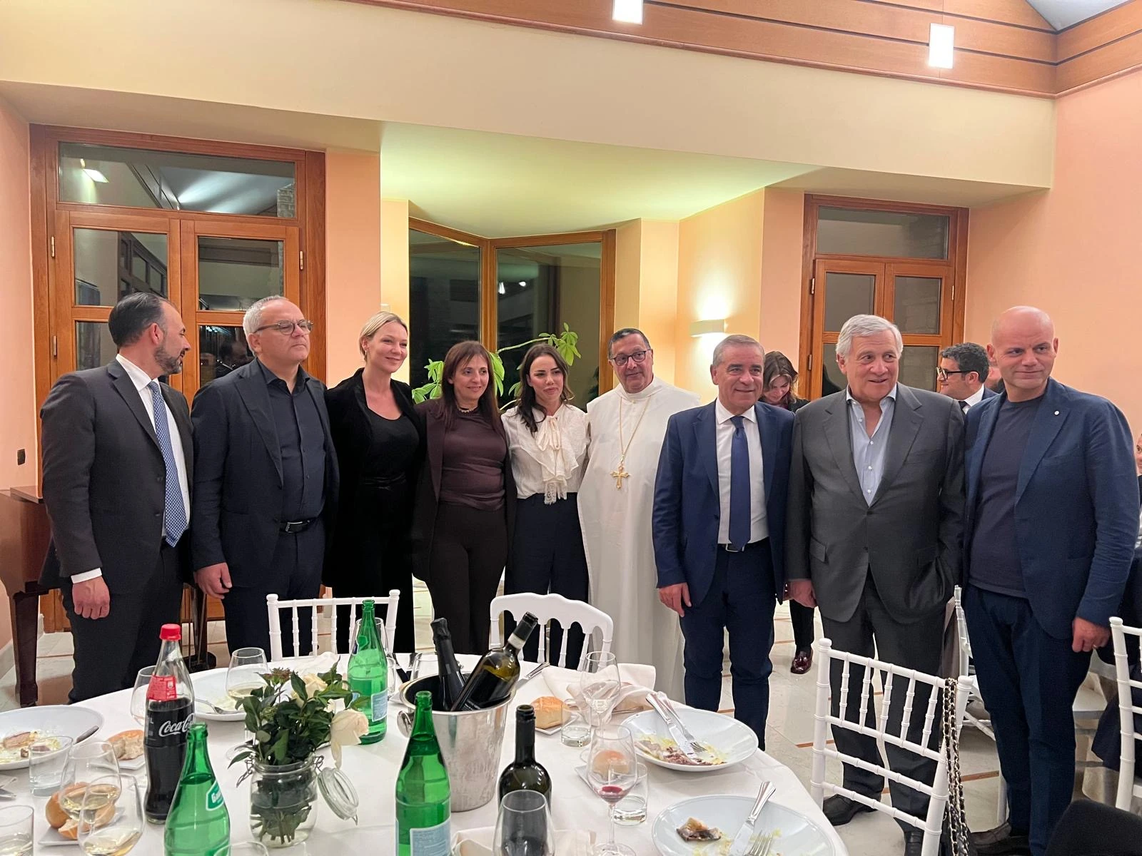 Un gruppo di partecipanti posa accanto a una tavola apparecchiata. Archivio fotografico Regionali 2025.