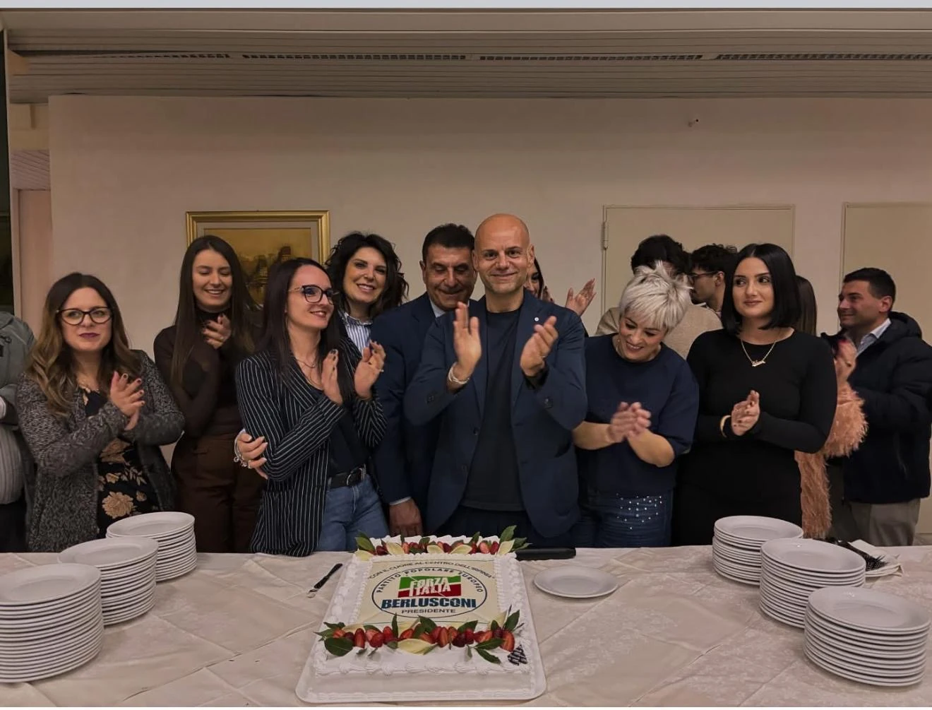 Partecipanti riuniti per una fotografia di gruppo intorno a un tavolo. Archivio fotografico Regionali 2025.