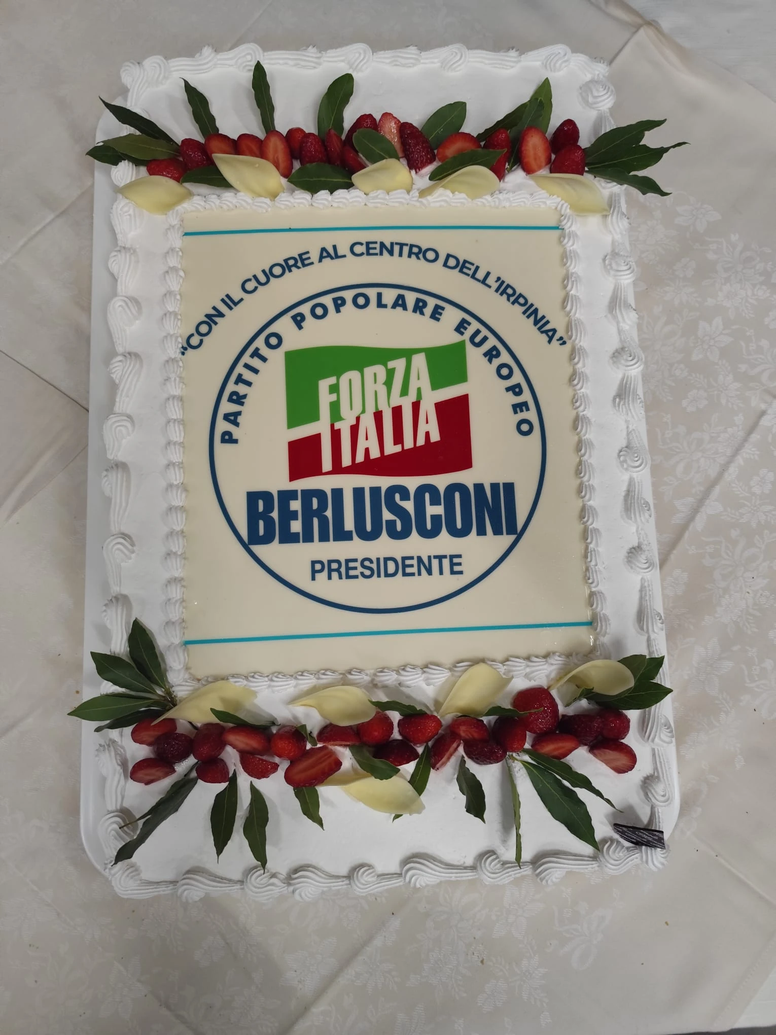 Una torta decorata con il simbolo di Forza Italia. Archivio fotografico Regionali 2025.
