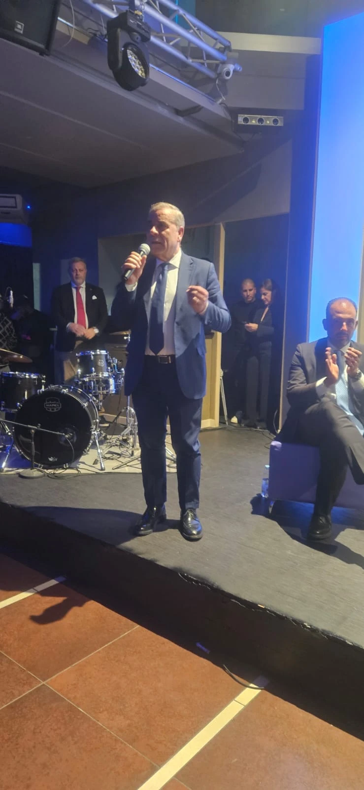 Un relatore parla al microfono davanti ai partecipanti all’evento. Archivio fotografico Regionali 2025.