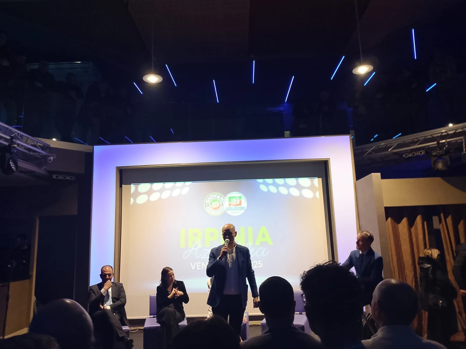 Un gruppo di relatori sul palco durante un incontro pubblico. Archivio fotografico Regionali 2025.