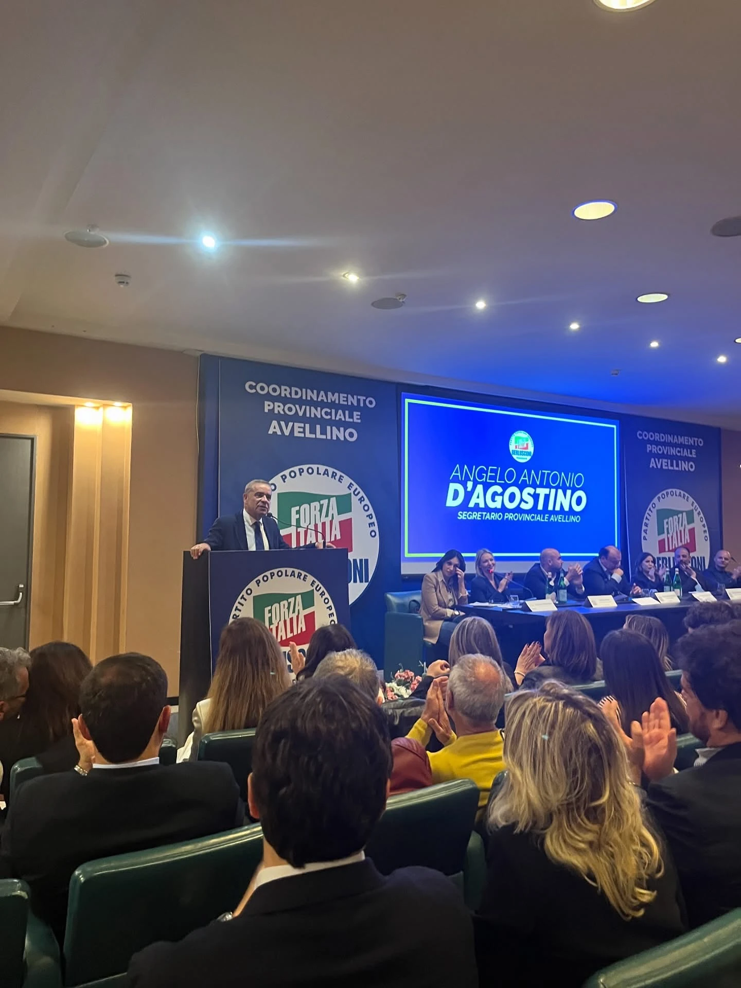 Veduta della sala e del palco durante un incontro politico. Archivio fotografico Regionali 2025.