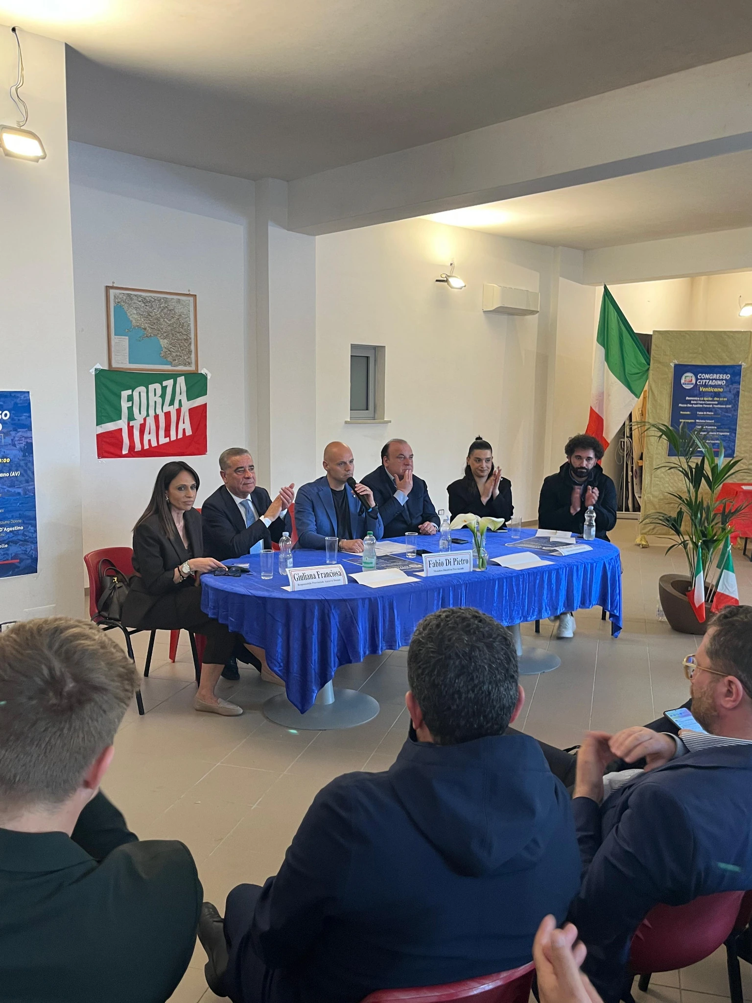 Il tavolo dei relatori e il pubblico durante un intervento al congresso di Venticano