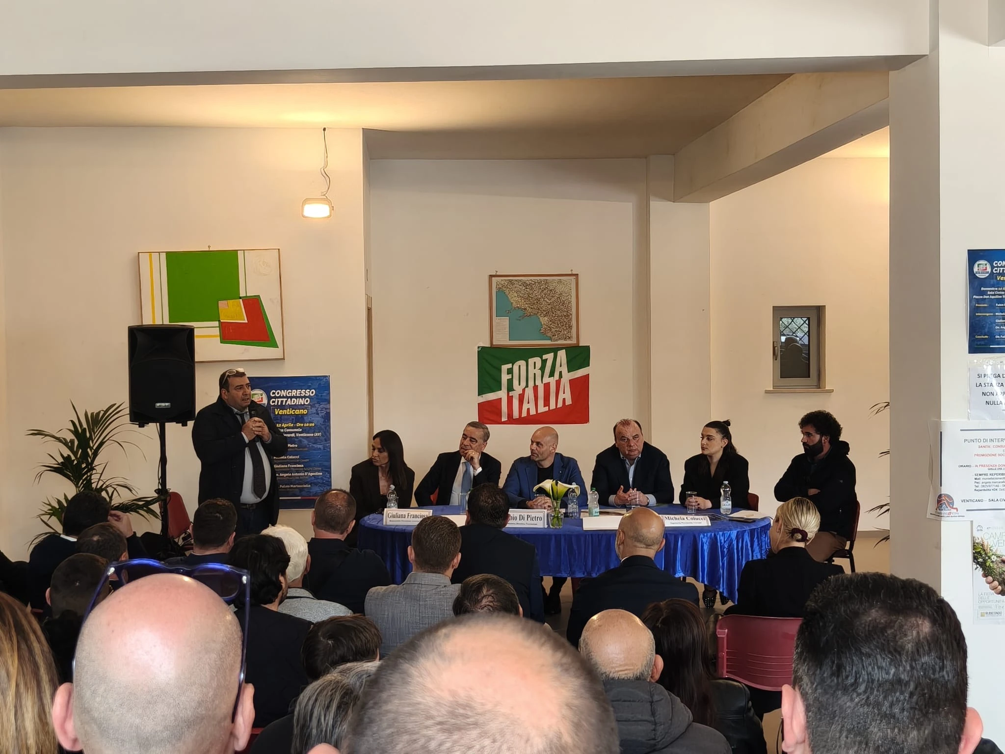 Vista della sala con un intervento al microfono accanto al tavolo del congresso di Venticano
