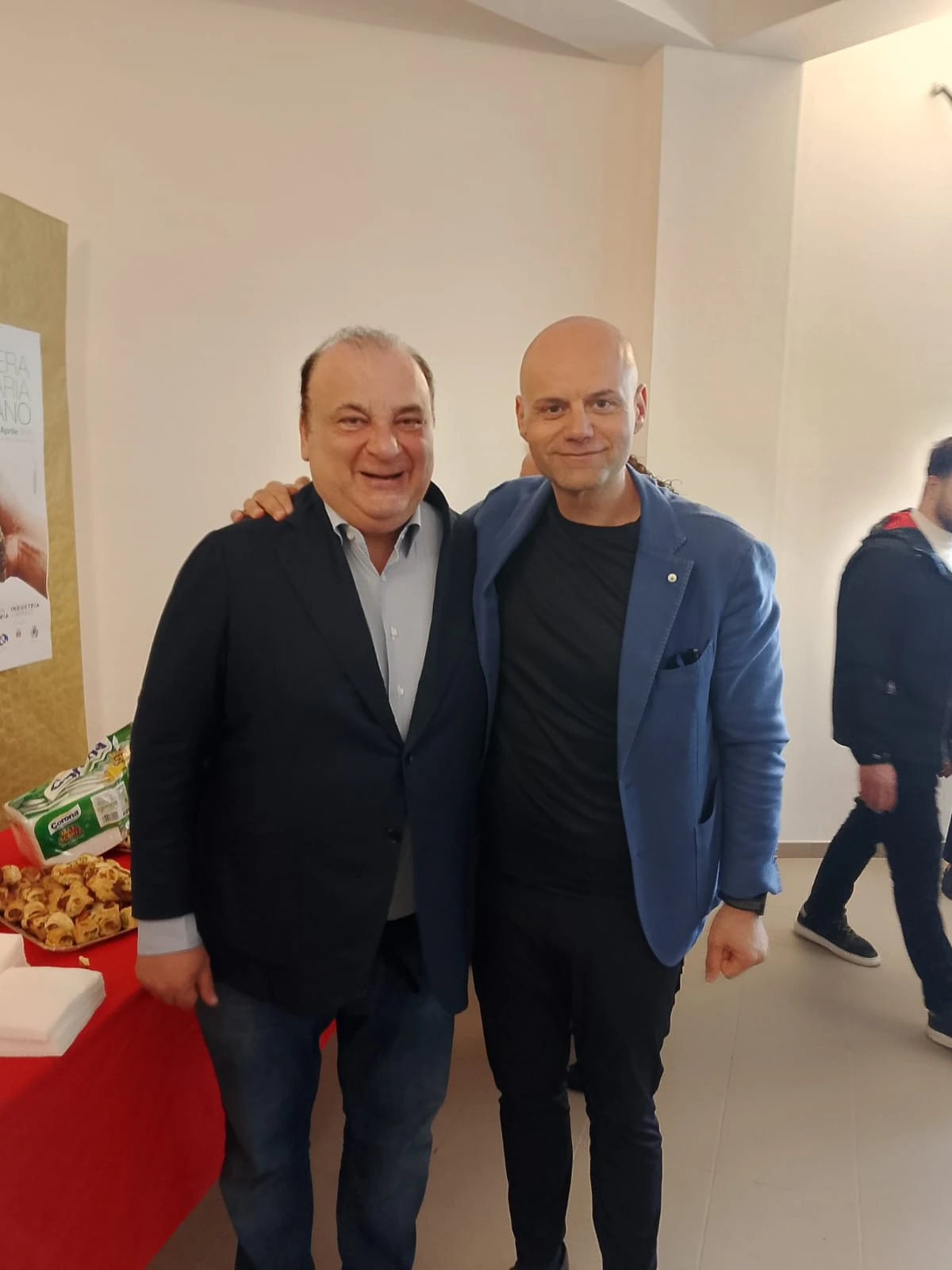Due partecipanti posano per una fotografia nella sede del congresso di Venticano