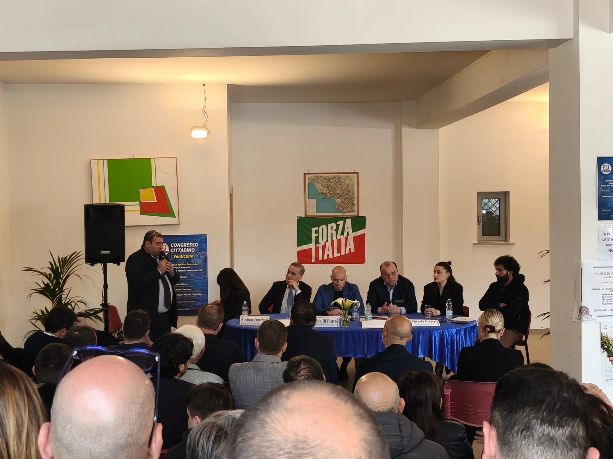Vista orizzontale del pubblico e dei relatori durante il congresso di Venticano