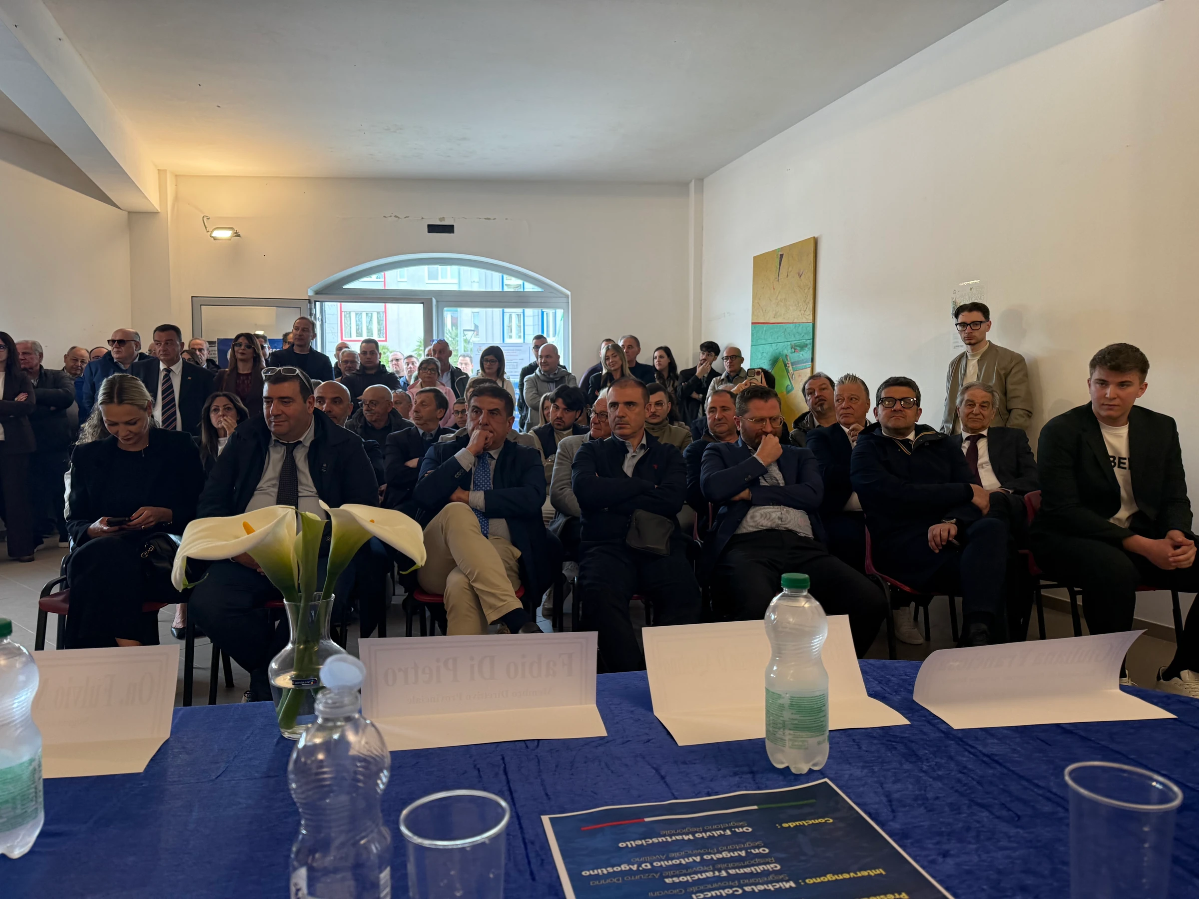 Veduta del pubblico nella sala del congresso cittadino di Venticano, ripresa dal tavolo dei relatori.