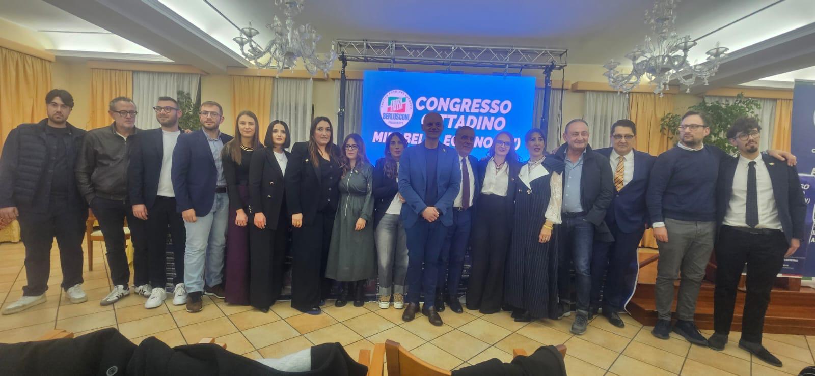 Foto di gruppo al congresso cittadino di Forza Italia a Mirabella Eclano